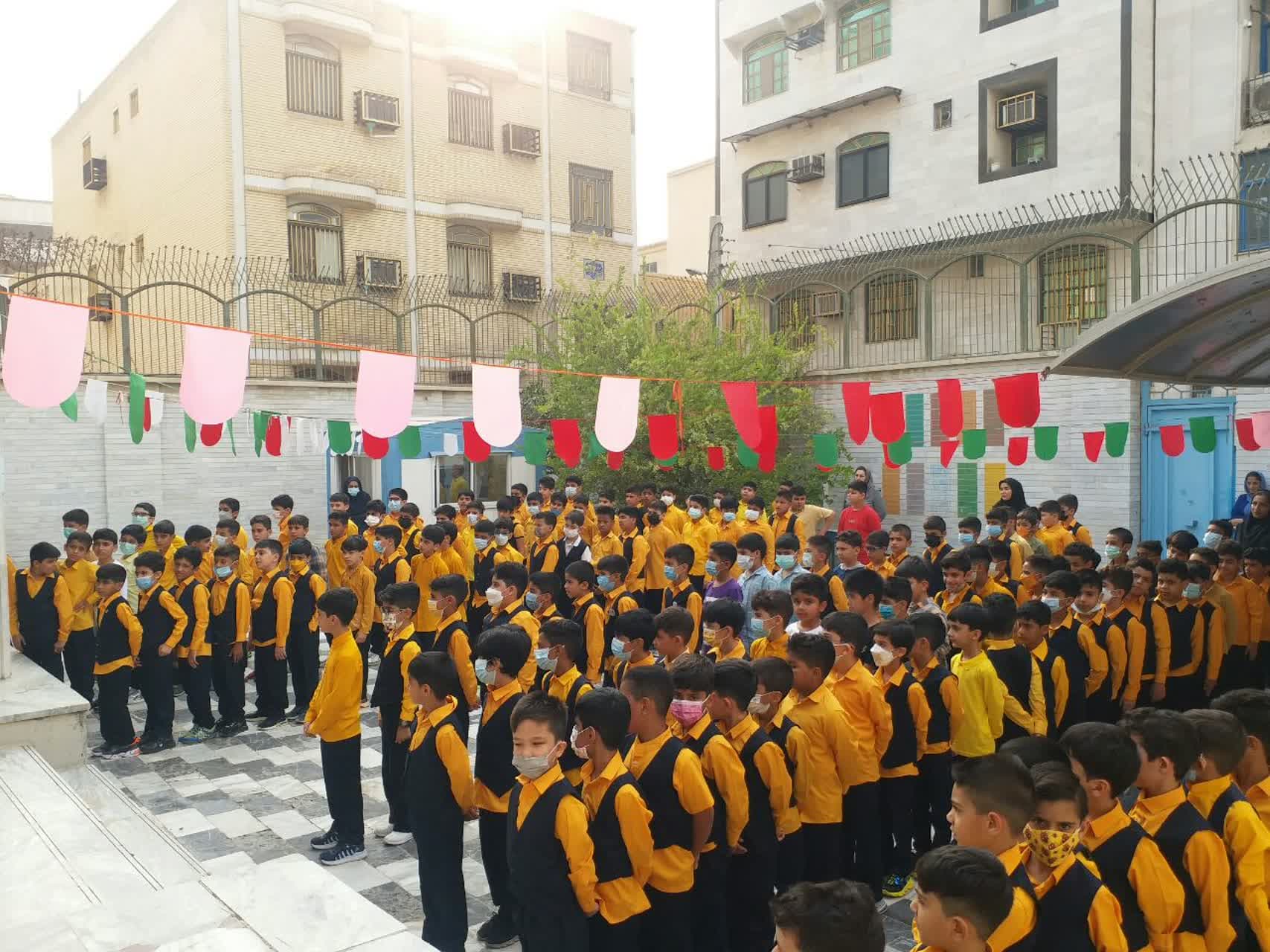 تصاویر دانش آموزان دبستان پسرانه پویندگان پدیده ملل