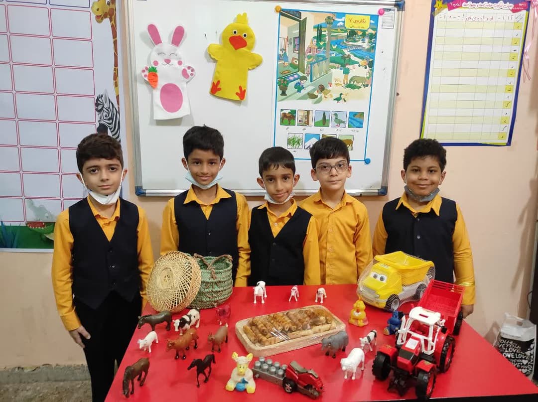 تصاویر  دانش آموزان دبستان پسرانه پویندگان پدیده ملل